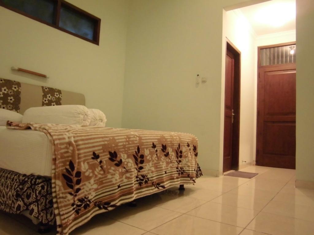 Griya Putri Dewi Guesthouse 요그야카르타 외부 사진