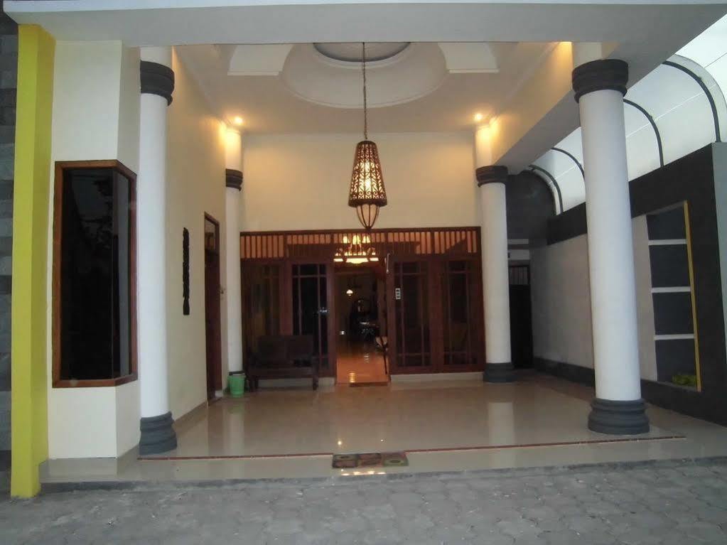 Griya Putri Dewi Guesthouse 요그야카르타 외부 사진