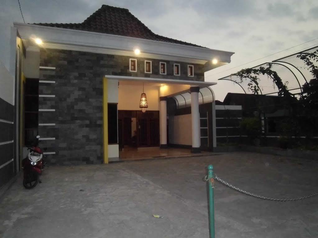 Griya Putri Dewi Guesthouse 요그야카르타 외부 사진