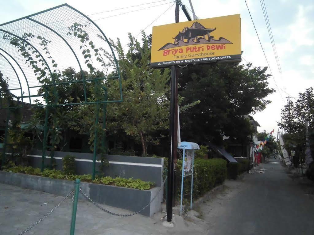 Griya Putri Dewi Guesthouse 요그야카르타 외부 사진